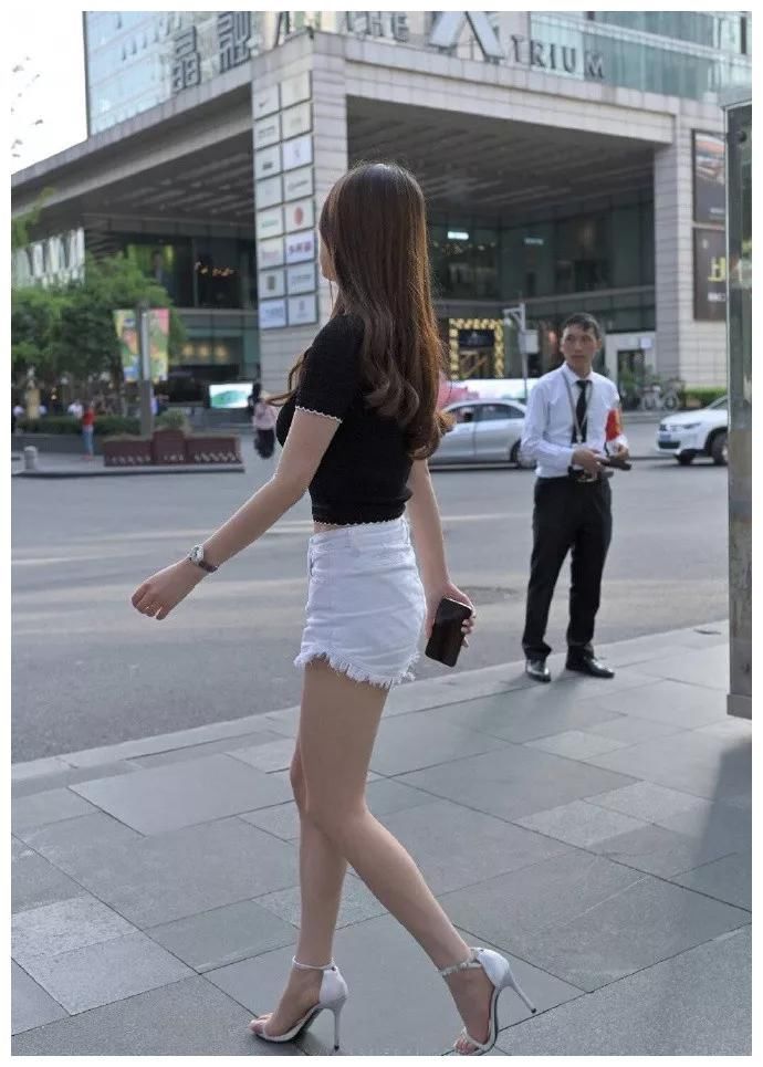 高跟 小姐姐脚上踩着一双一字带的高跟凉鞋,充满着优雅又迷人的气息