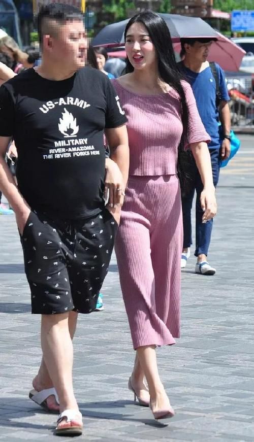 美女脚上一双优雅的尖头高跟鞋，更能够展示出她身上优雅的女人味