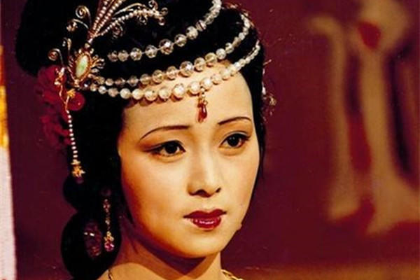 史家!史湘云全家做针线,是穷困潦倒?贾母在枕霞阁的生死劫:打脸宝钗