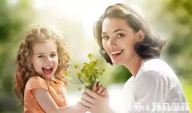 宝妈|俩同龄发小,一个20岁生娃,一个30岁生娃,38岁相见时差距太大