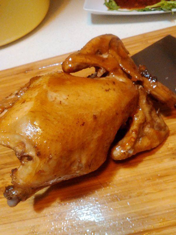 腌制|老婆把整只鸡扔进电饭煲,不加一滴水,出锅后家人连骨头都说好吃