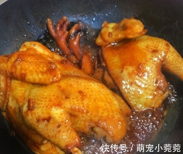 酱油鸡|酱油鸡,小火焖煮的鸡肉口感会更为嫩滑