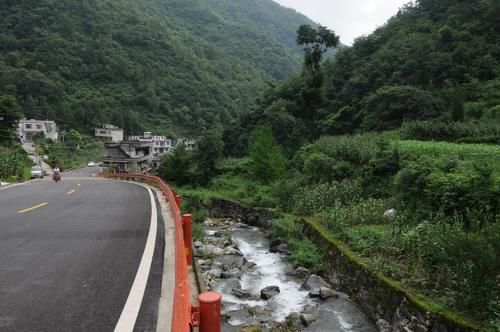 秦岭深处发现一个秘境小镇，到处青山绿水，人少景美好避暑！