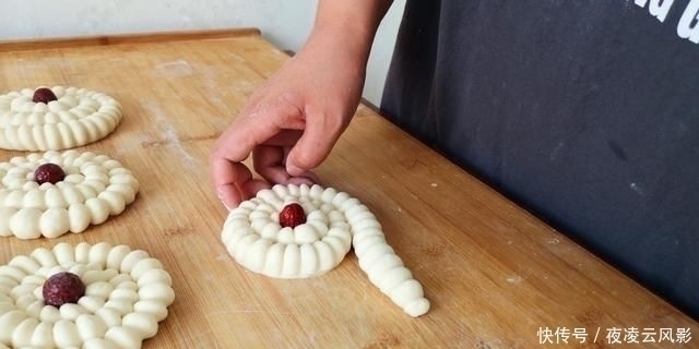 漂亮馒头的做法,筷子一压在一卷,香甜松软,比做普通馒头还简单