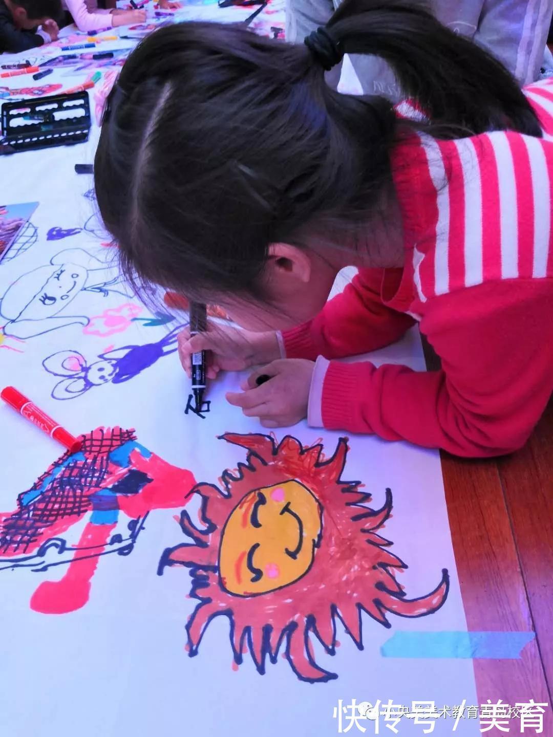 美术|小央美儿童美术:小小绘画家齐聚万象城,央宝贝们在长卷上绘英雄