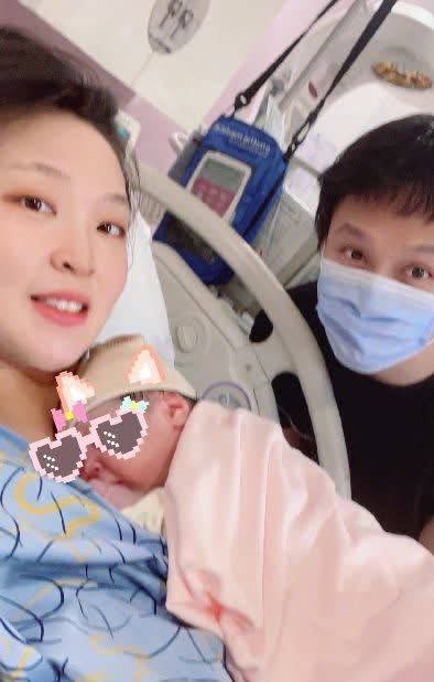 全家福|惠若琪晒全家福为女儿庆百天,怀抱女儿与老公甜蜜亲吻,好幸福