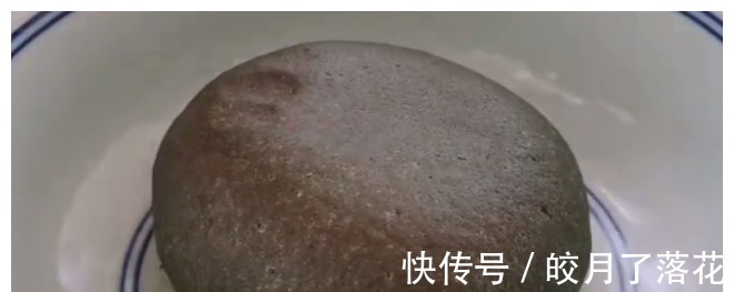 大人|1碗芝麻2个鸡蛋，教你一种新做法，松软又拉丝，大人孩子抢着吃！