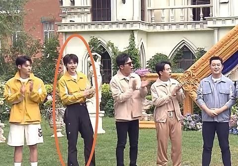 奔跑吧baby盛装亮相时，谁注意到蔡徐坤的反应素质不是装的