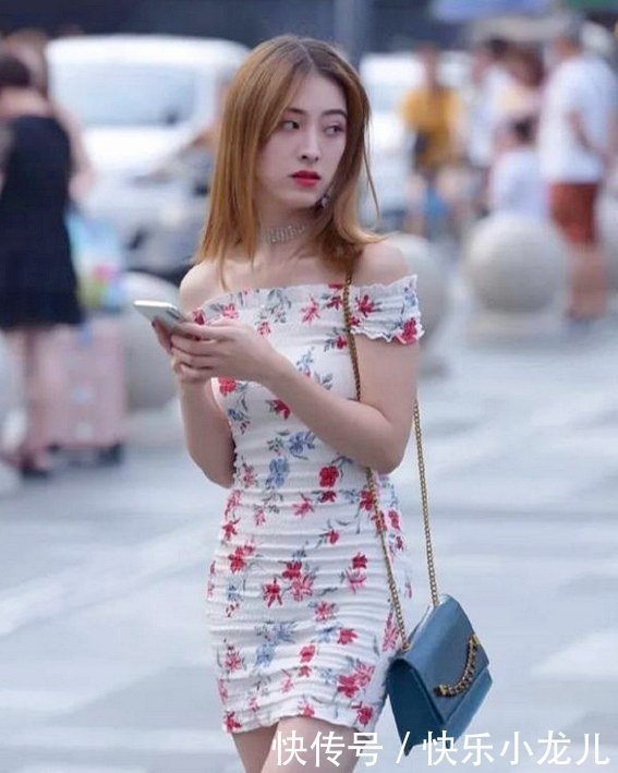  连衣裙|一字领碎花连衣裙，把姑娘陪衬的雄姿飒爽