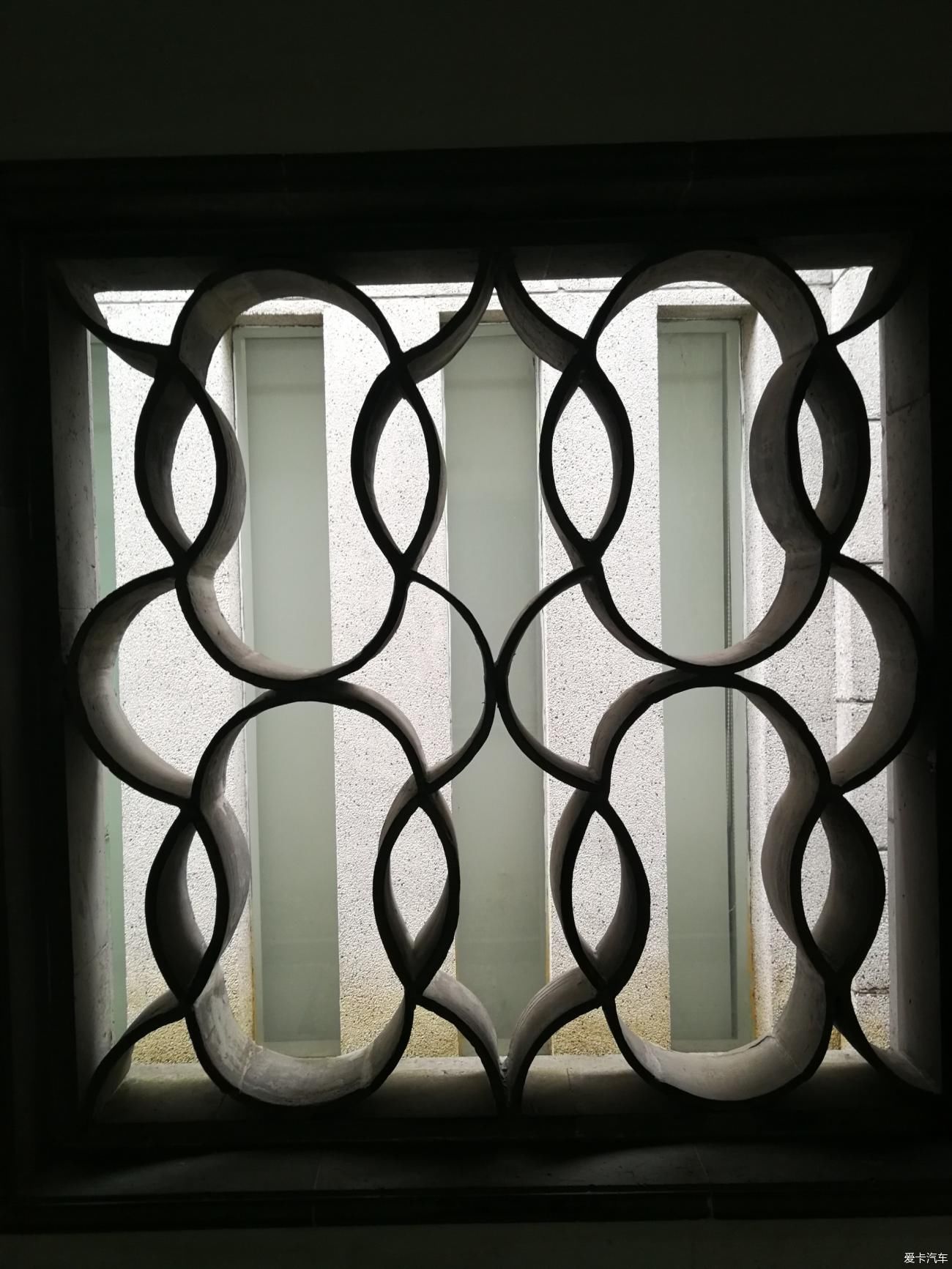 文章插图 以当时的生产力,要构思众多的窗格图案,是一件很烧脑的事情.