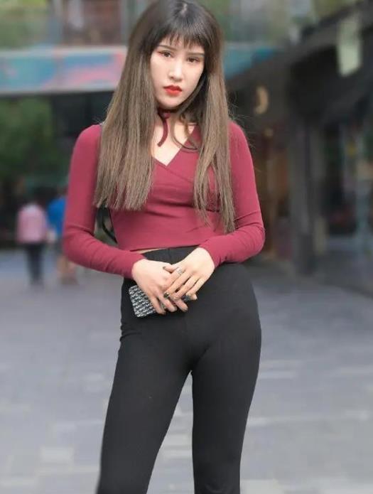 美女|美女穿“无痕裤”走上街头，秀出完美身材曲线，引领时尚潮流