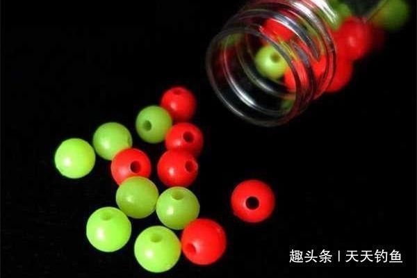 钓鱼技巧这种钓法很奇特,鱼钩挂珠子不挂饵,也能轻松钓大鱼