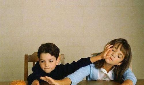 耳朵|男童耳朵难受，去检查才发现耳朵里长了蛆，有些恶作剧家长要制止