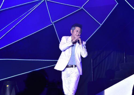 他曾红到跟整个滚石对抗,四大天王都比不上,结果现在隐居山林