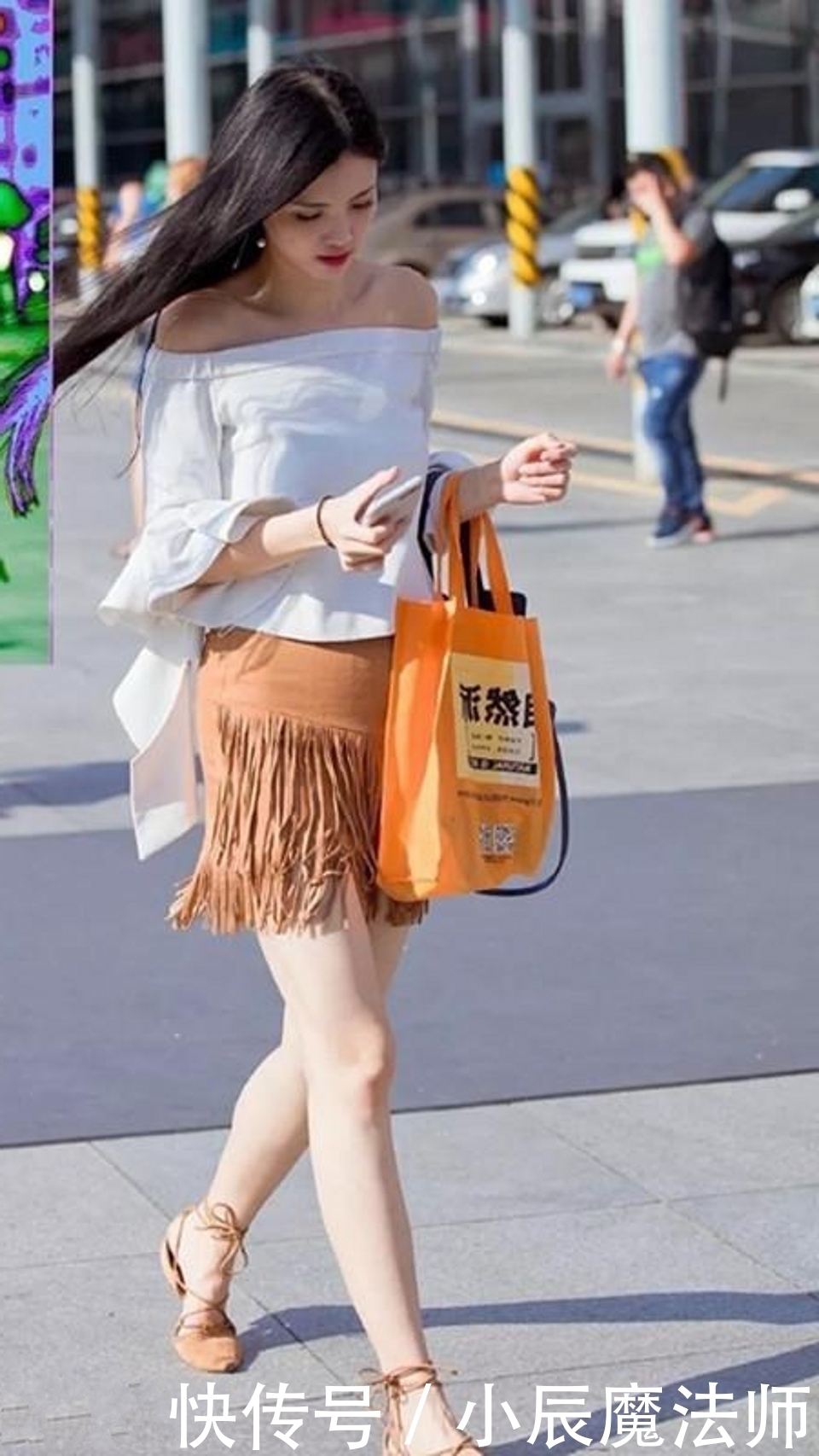 街拍|路人街拍，小姐姐休闲衬衫搭配牛仔热裤，潮流范十足