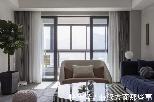 黑白|180平现代风三居室,黑白配的斑马纹茶几是客厅的亮眼的存在