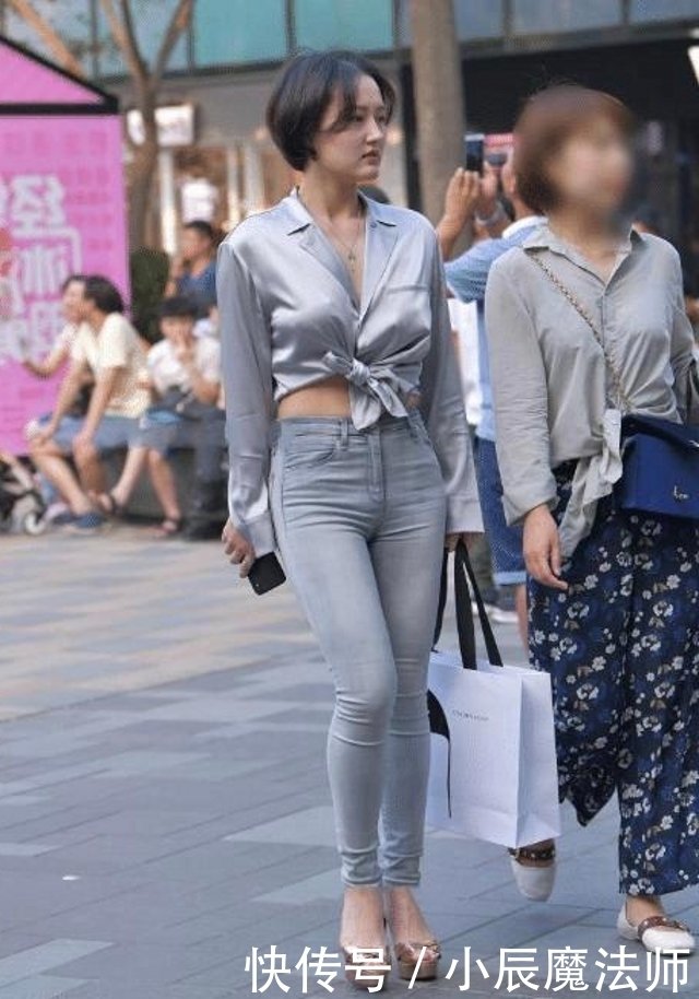 路人街拍,搭配粉红色的吊带,轻松在人群中脱