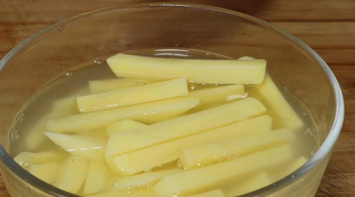 土豆切成条放冰箱里，太厉害了，老保姆拿手绝活，比外面买的香