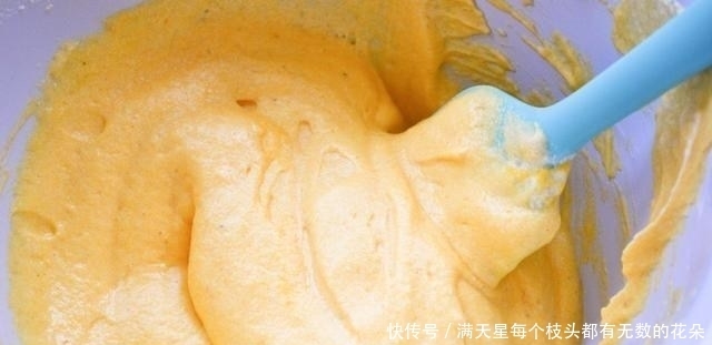 玉米面加入鸡蛋,搅一搅,蒸一蒸,咬一口松软可口,比蛋糕健康