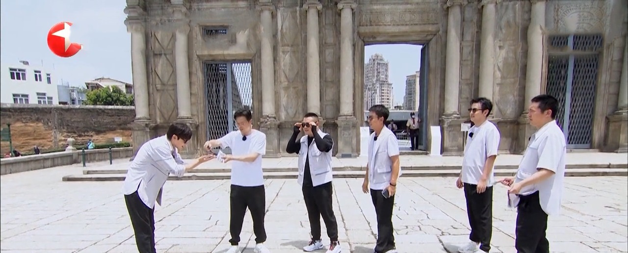 極挑|《極挑》岳云鵬賈乃亮高空漫步引爭(zhēng)議,兩極分化背后是節(jié)目的無(wú)奈!