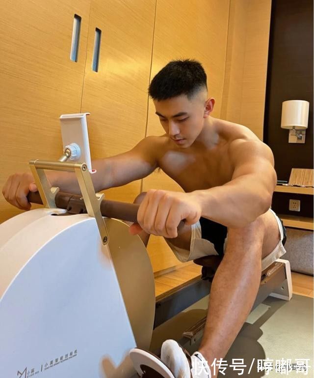 体育|满身胶原蛋白的体育生小哥哥，搓衣板腹肌，结实肌肉，有点心动了