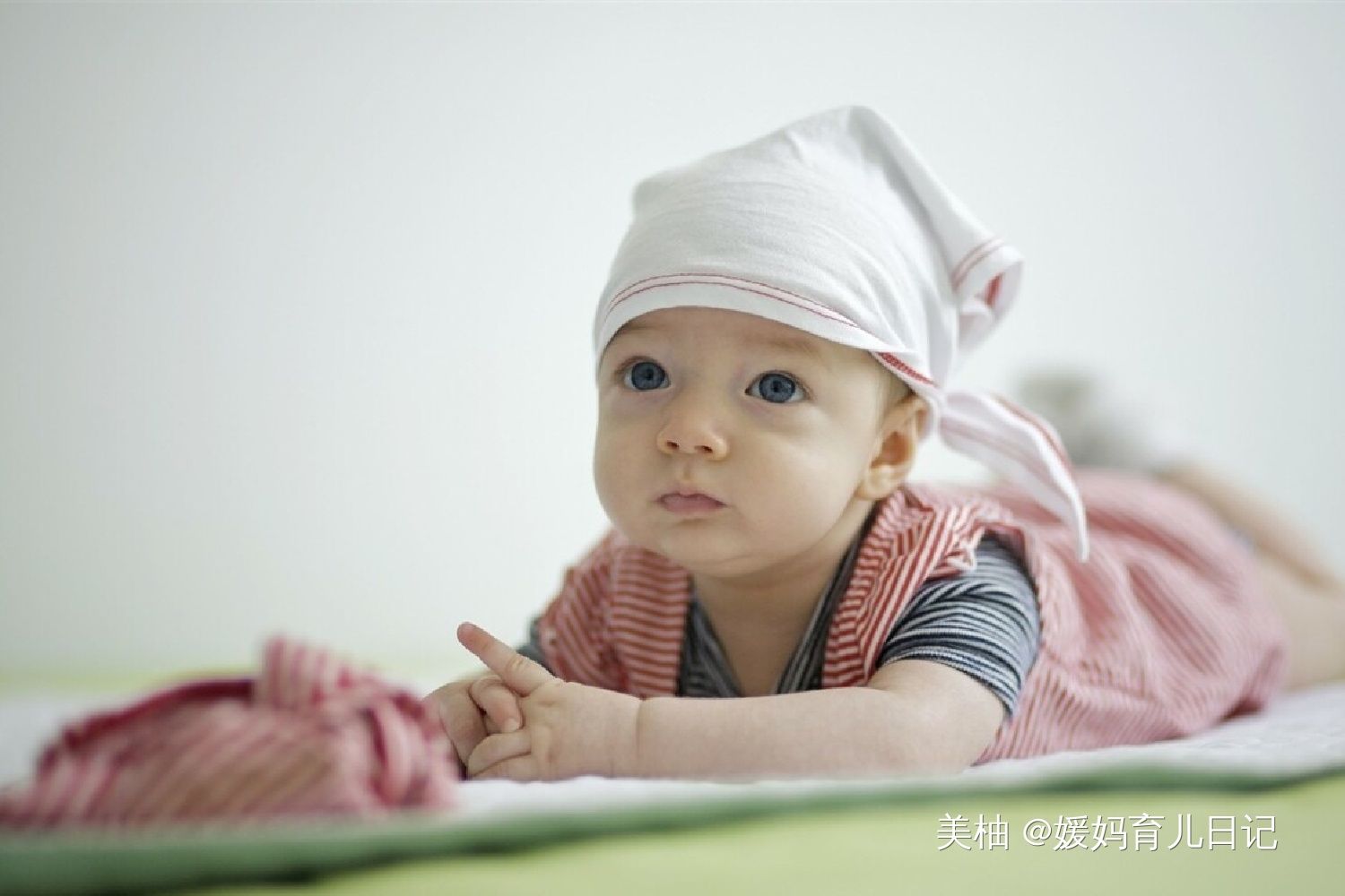 宝宝3个月还不会抬头，竖抱时脖子立不稳，再不引导有点麻烦