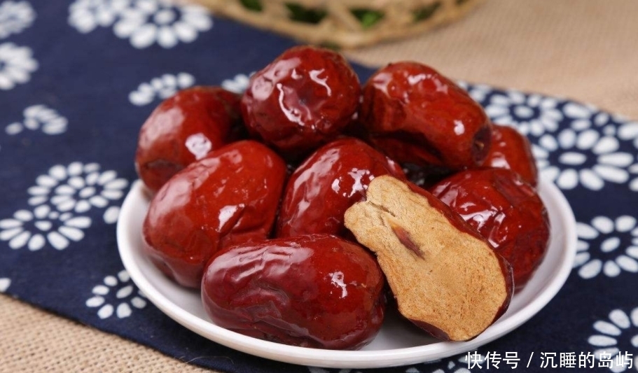 细腻|红枣和它一起泡,睡前喝一杯,气血足了,不失眠了,皮肤细腻光滑