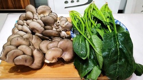 炸蘑菇时，直接挂糊是不对的，多加一步，蘑菇外酥里嫩嚼着比肉香