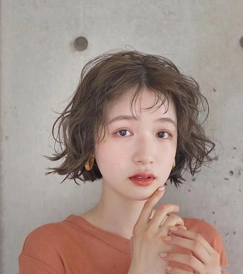 锁骨 好看的发型有哪些?这几款俏皮减龄,更适合春夏季节