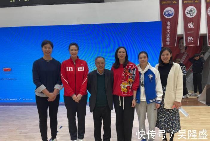 中国女排|女排三奥运冠军同框!惠若琪林莉聊到凌晨,回忆往事搞怪合影