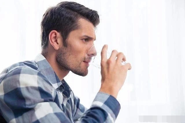 肝脏|男人晨起后,坚持做这3件“好事”,帮你养肝排毒,给肝脏“洗洗澡”!