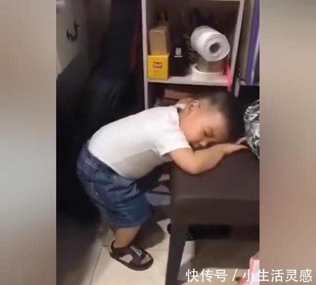 小宝宝|孩子正熟睡,妈妈掀开被子一看妈呀,睡姿太奇葩了!看完已笑喷!