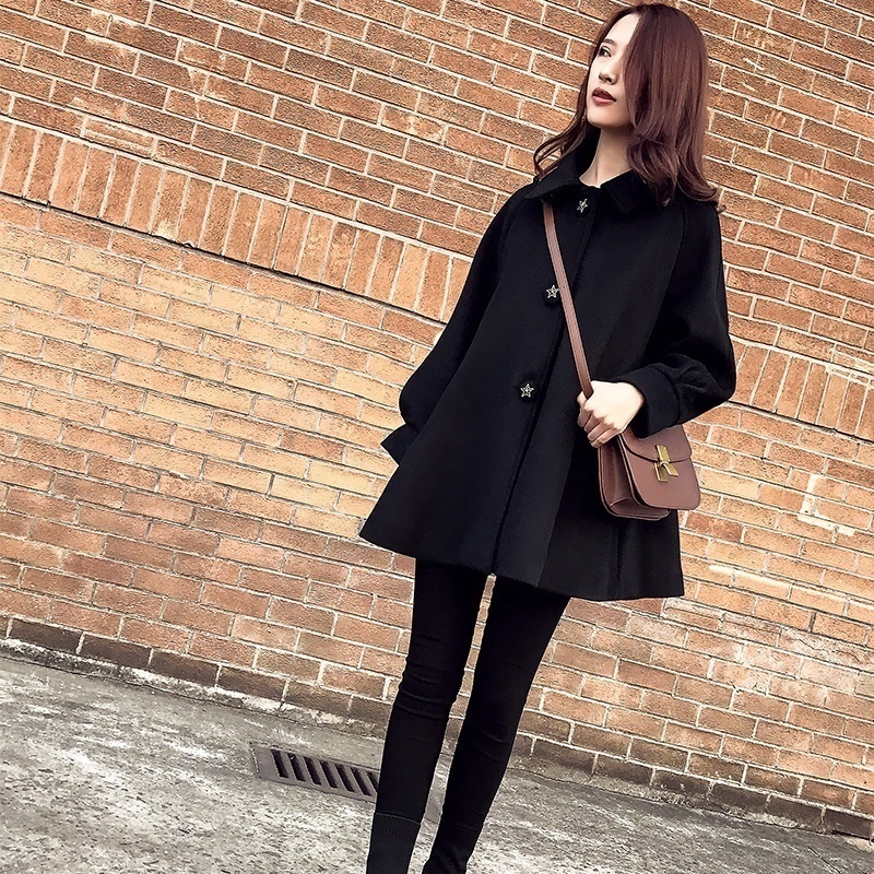 大气 建议大家大衣不要配黑裤子!瞧她那样穿,美得让人猜不出年龄