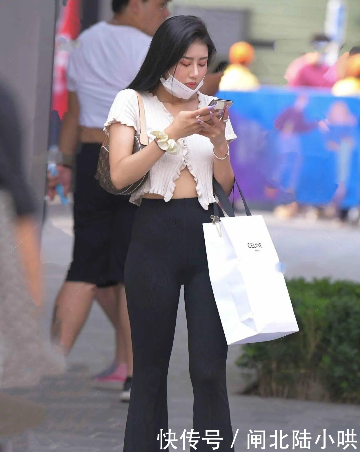 打底裤“失宠”了,如今小黑裤成了“香饽饽”,化解腿粗的烦恼