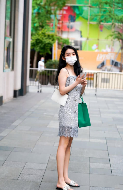街拍银灰色连衣裙分外耀眼,小姐姐穿上它宛若一个冰雪美人