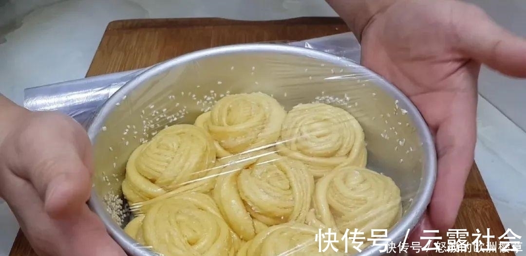 面包这样做才好吃,加4个鸡蛋,比蛋糕简单好吃,没烤箱也能成功