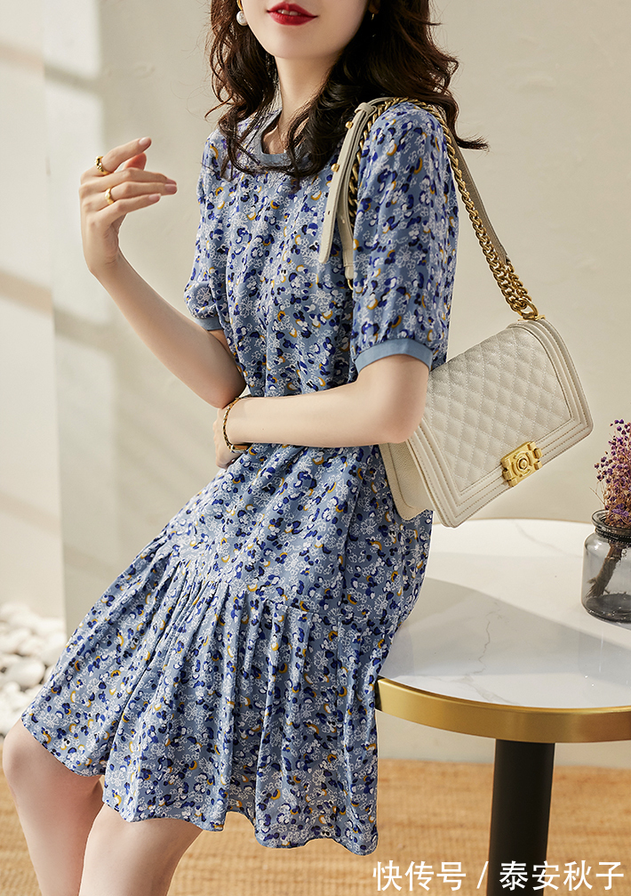 碎花连衣裙|今夏流行的“印花裙”，这也太撩人了吧！