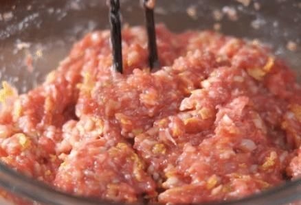 调肉馅,调料不懂别乱放!教你万能调法,肉馅咸香入味,鲜嫩多汁