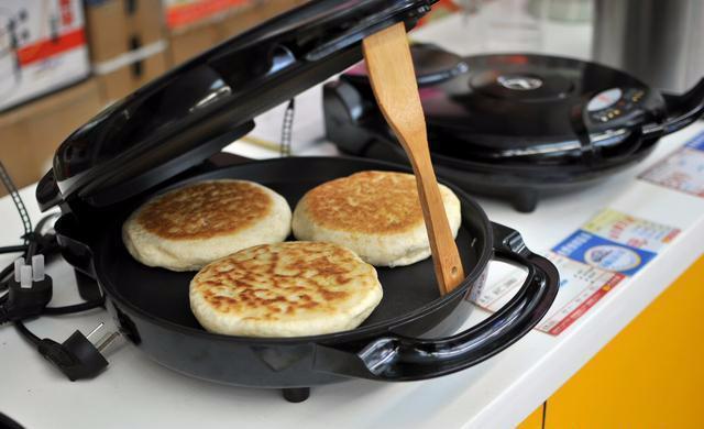 面条馒头吃腻了，想烙饼总是发硬，面点师透露烙饼外焦里嫩的窍门