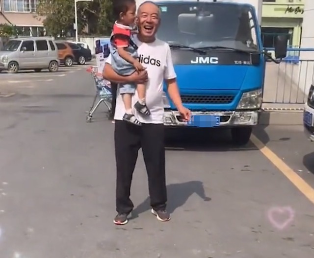 姥爷|山东一家人驱车7小时偷偷回家,姥爷看到外孙奔来兴奋到语无伦次