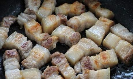 做红烧肉时,用冰糖还是白糖厨师长做错了,难怪红烧肉会发苦