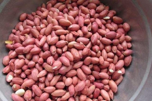 炒花生米,先倒油就错了!多加1步,花生米更酥脆,放1周都不回潮