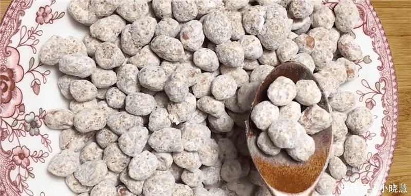  老厨师教你一招, 往花生米里打入2个鸡蛋, 做出来酥脆美味