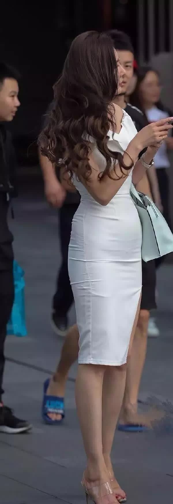 傲人|穿紧身翘臀裙的性感卷发女郎, 傲人的身姿很有摩登女郎的范