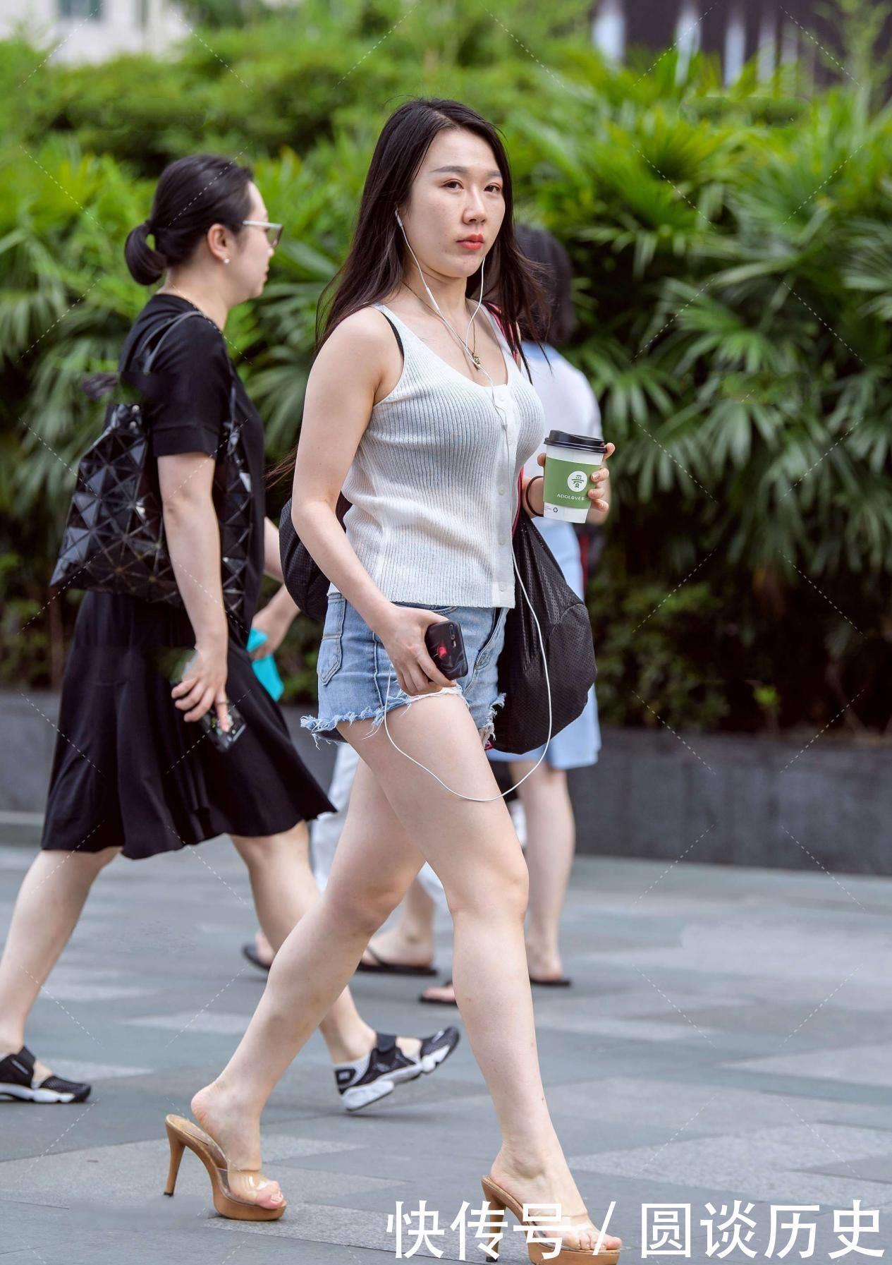 穿搭|针织背心，清爽舒适，搭配浅蓝色牛仔短裤，更显清新自然