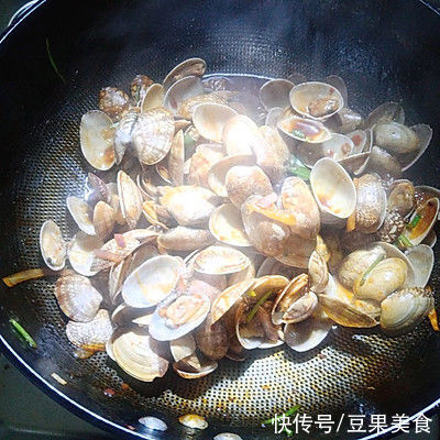 #暖冬酱在手,嗨吃部队锅#酱香花蛤
