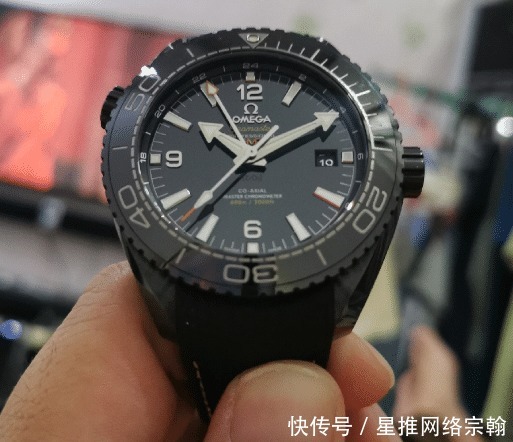 男生戴黑色手表好看吗？三款万元黑色运动腕表推荐