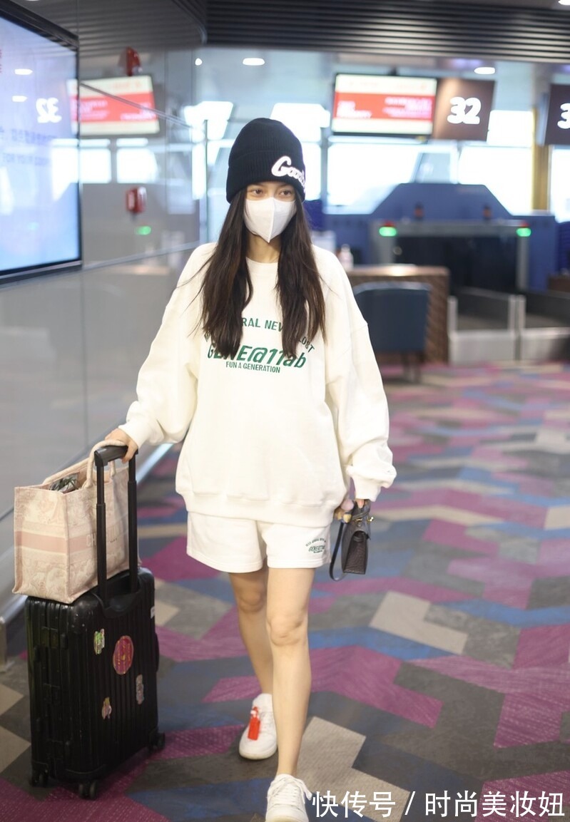 和谐感|Angelababy是怎么想的?小白鞋吊牌没折直接穿,配卫衣似小姑娘