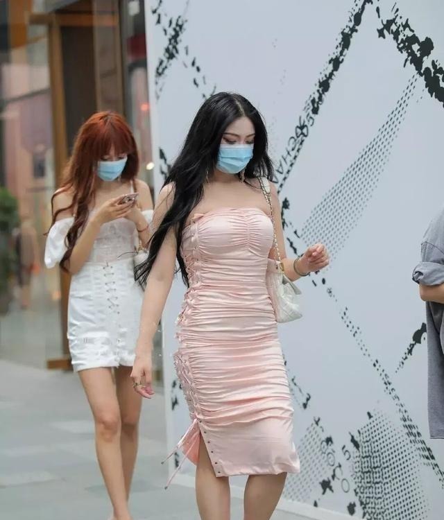 粗糙 丰腴凹凸的连衣裙美女，让着装造型远离廉价感，超级吸睛