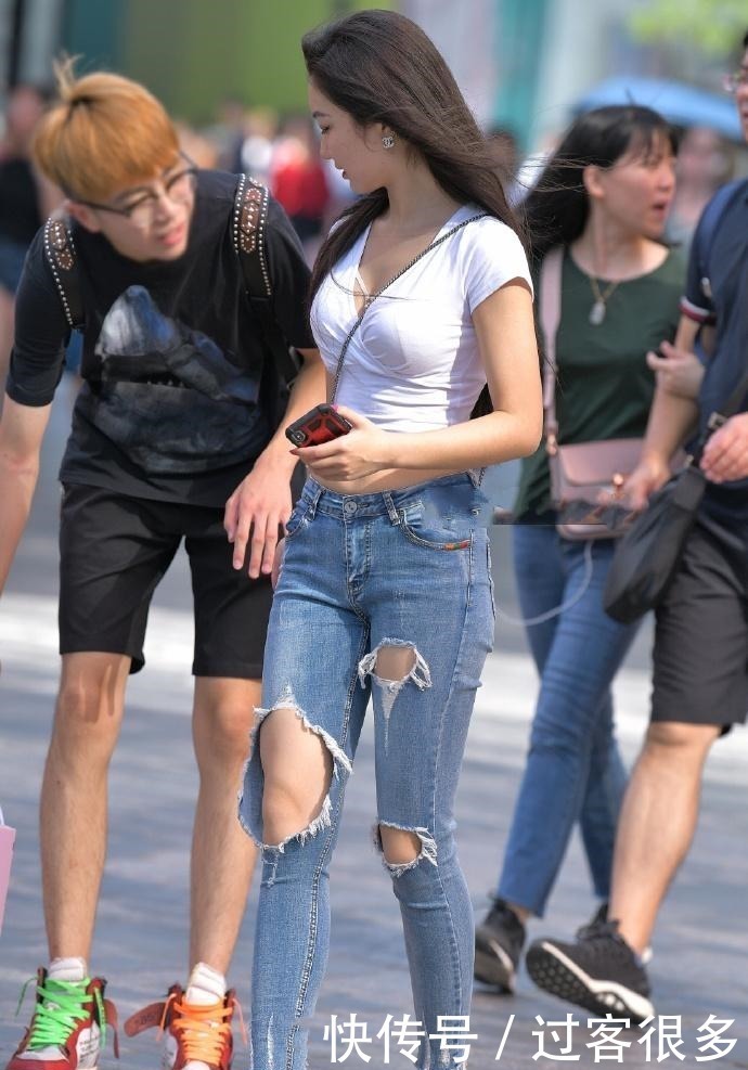 穿搭 男友送的牛仔裤,美女“穿烂”都不舍得扔,“露着”膝盖还要穿